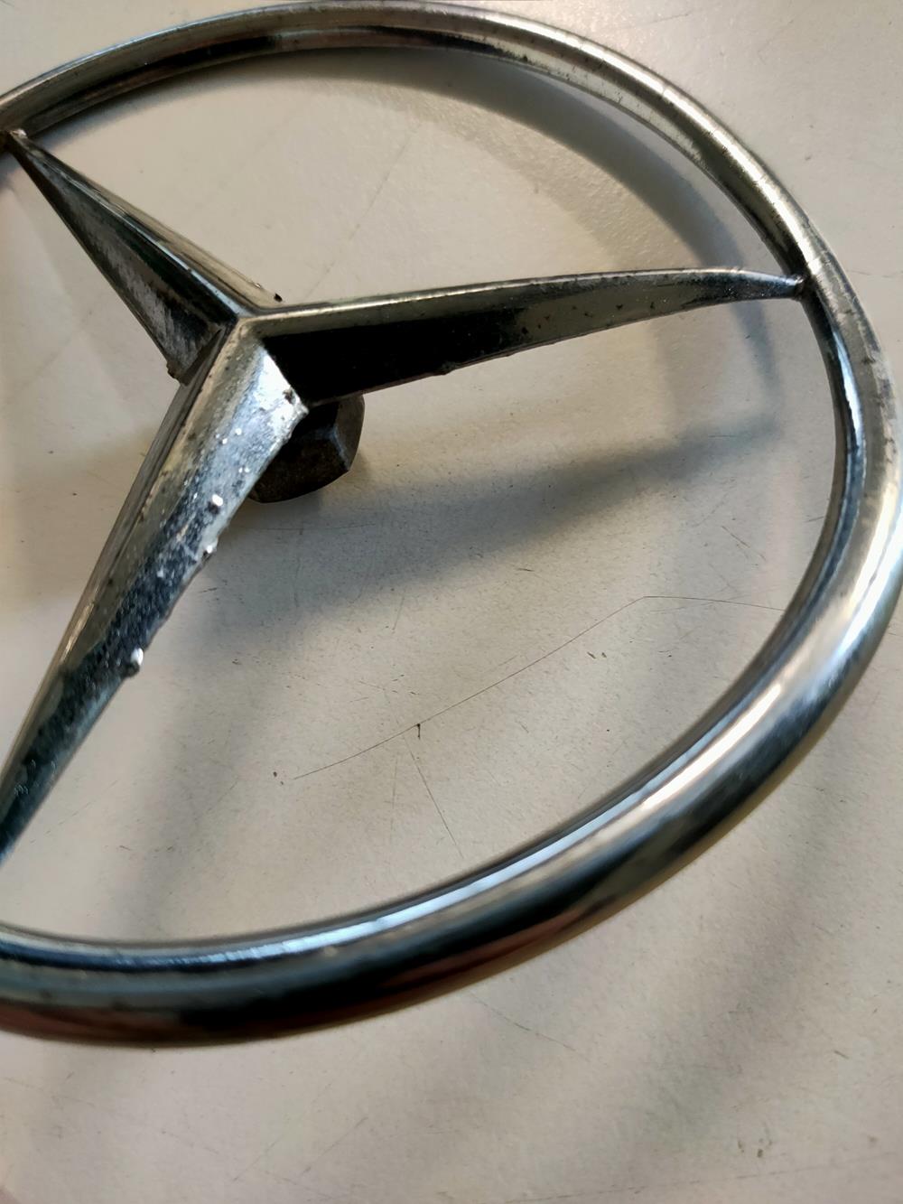 Emblemat Gwiazda klapy bagażnika Mercedes 107 na śrubę - obrazek 7