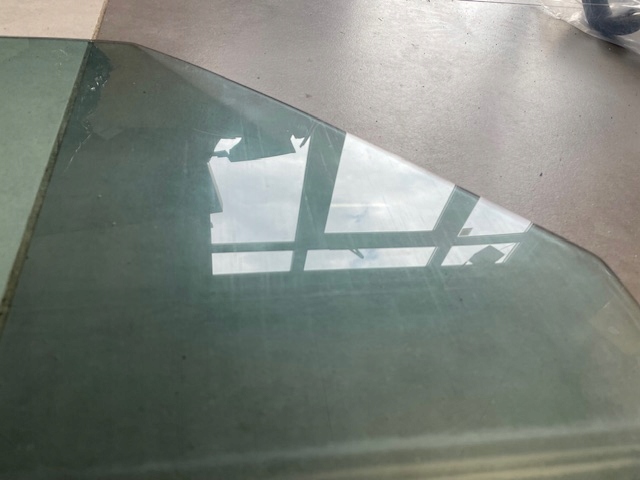 Szyba boczna prawa Mercedes R107 Cabrio idealna uzbrojona - obrazek 4