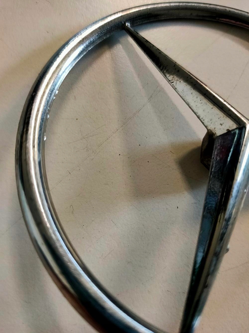 Emblemat Gwiazda klapy bagażnika Mercedes 107 na śrubę - obrazek 6