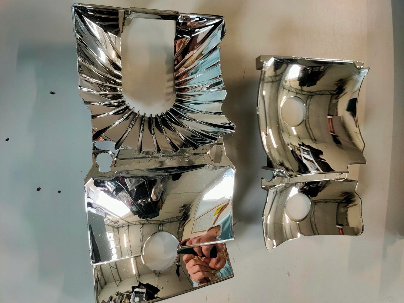 Odbłyśnik Lampy tylnej Mercedes 107 Nowy PARA - obrazek 3