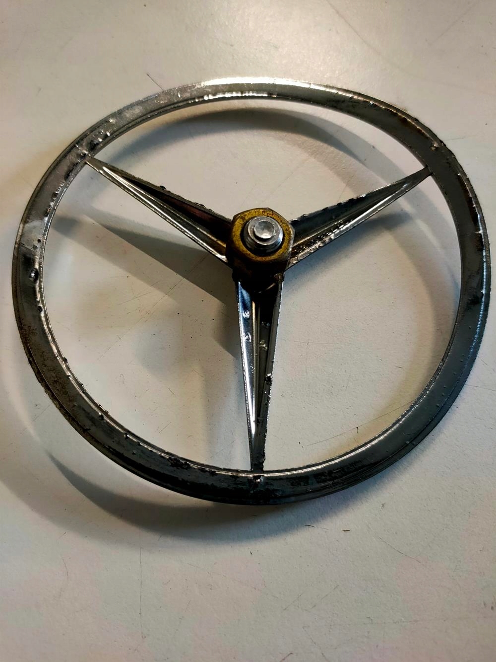 Emblemat Gwiazda klapy bagażnika Mercedes 107 na śrubę - obrazek 3