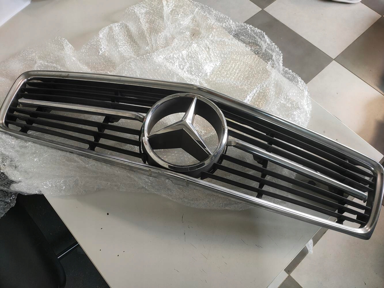 Grill kompletny Mercedes W107 ładny