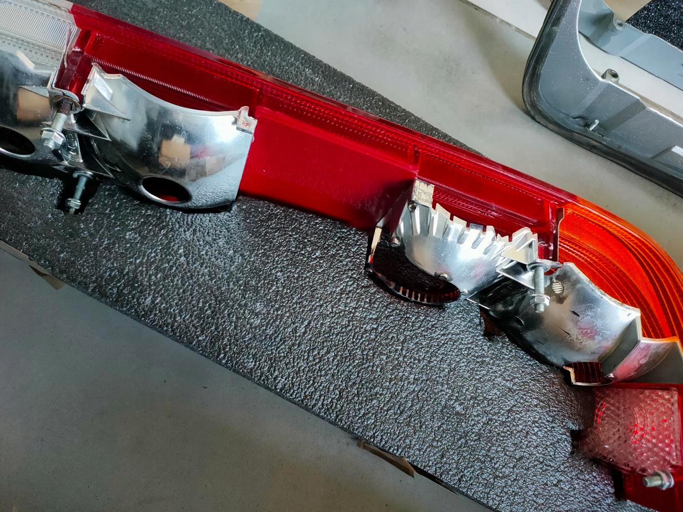 Klosz tylnej lampy Mercedes 107 USA nowy - obrazek 4
