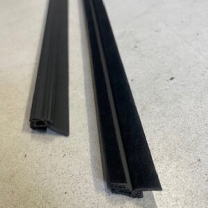 Zgarniacz wewnętrzny tylnych drzwi Mercedes w124