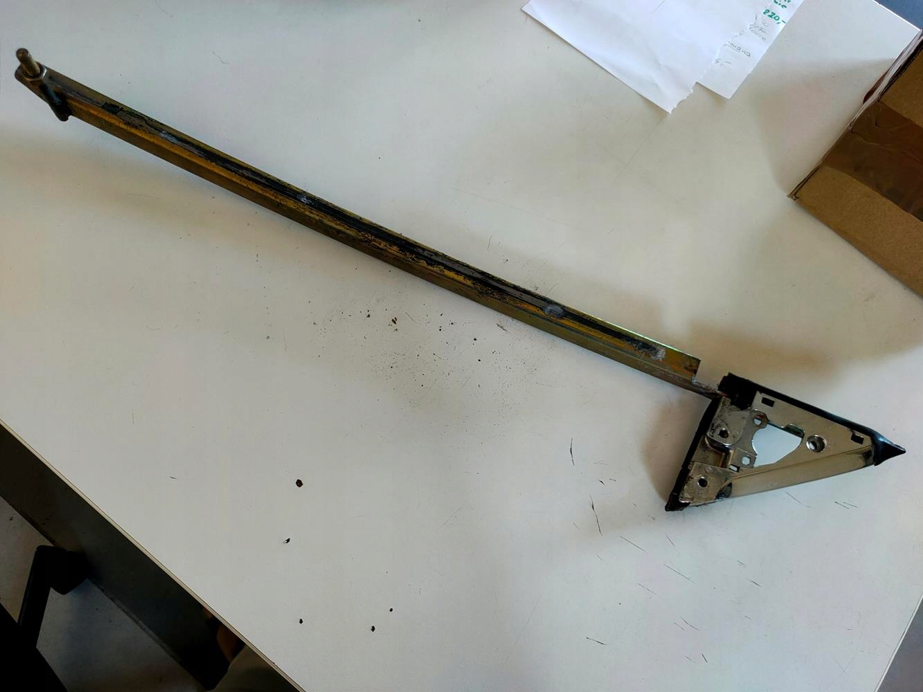 Prowadnica szyby Lewa Idealna Mercedes 107