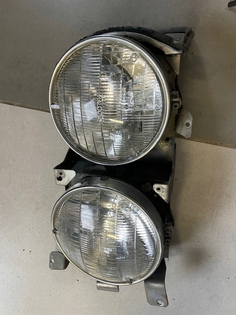 Otok / oring chrom lampy przód Mercedes 107 USA