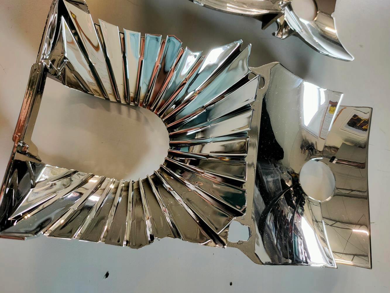Odbłyśnik Lampy tylnej Mercedes 107 Nowy PARA - obrazek 4