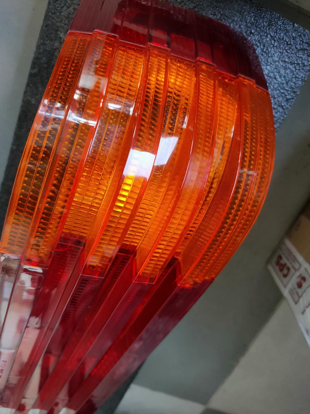 Klosz tylnej lampy Mercedes 107 USA nowy - obrazek 5