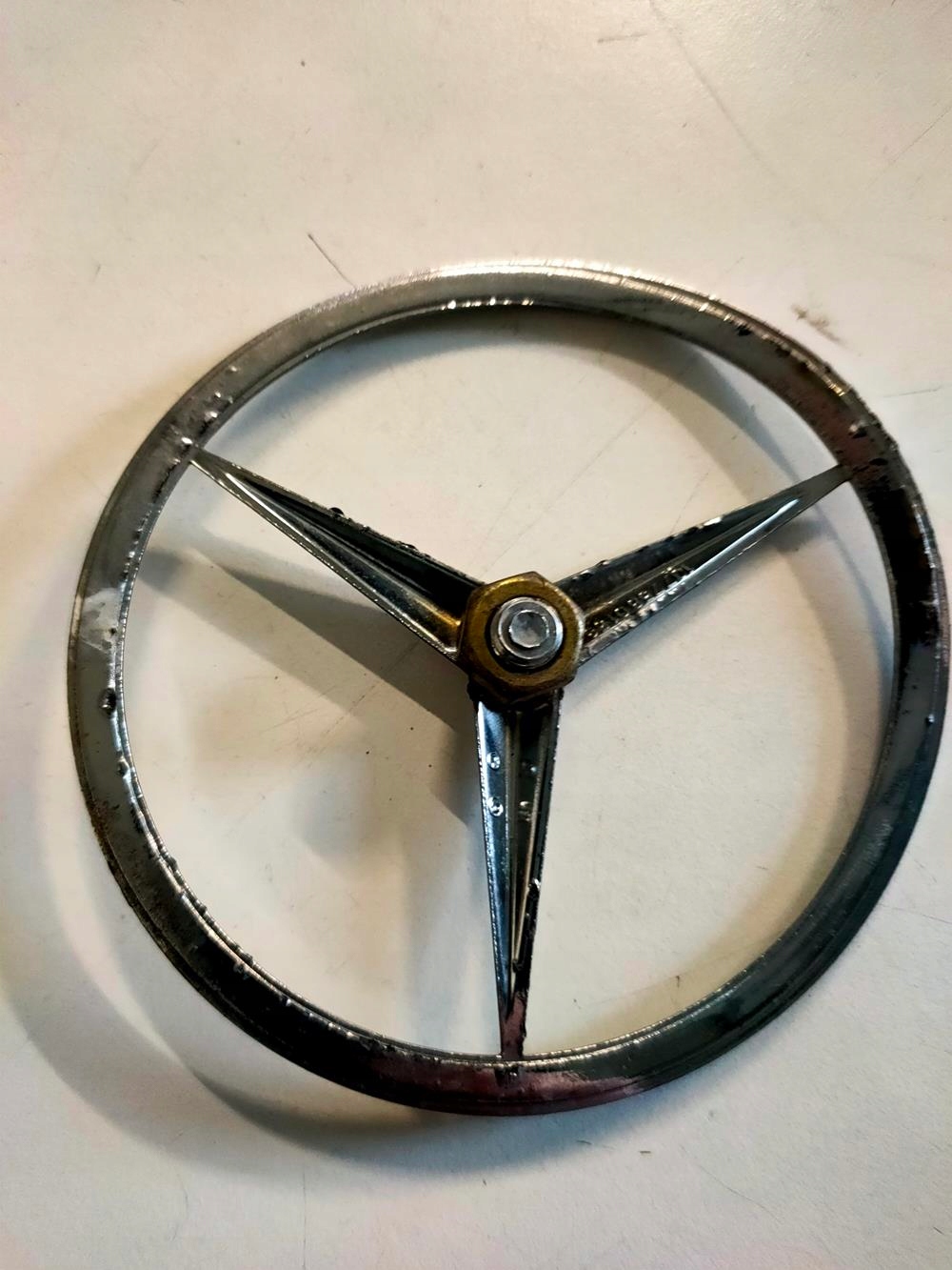 Emblemat Gwiazda klapy bagażnika Mercedes 107 na śrubę - obrazek 2