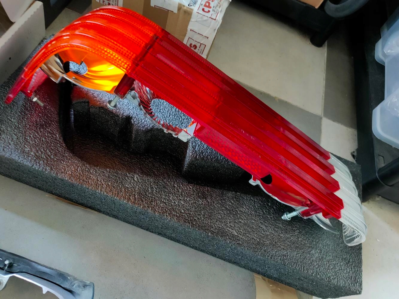Klosz tylnej lampy Mercedes 107 USA nowy - obrazek 6