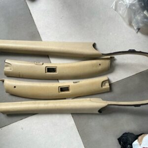 Zestaw beżowych osłon na słupki wewnątrz Mercedes 107