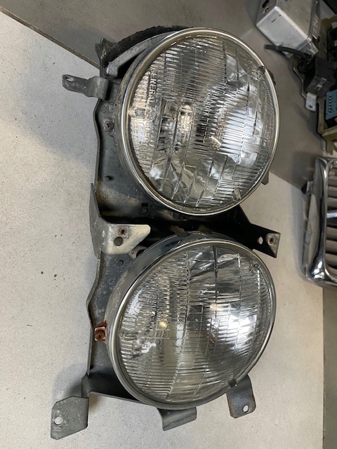 Otok / oring chrom lampy przód Mercedes 107 USA - obrazek 2