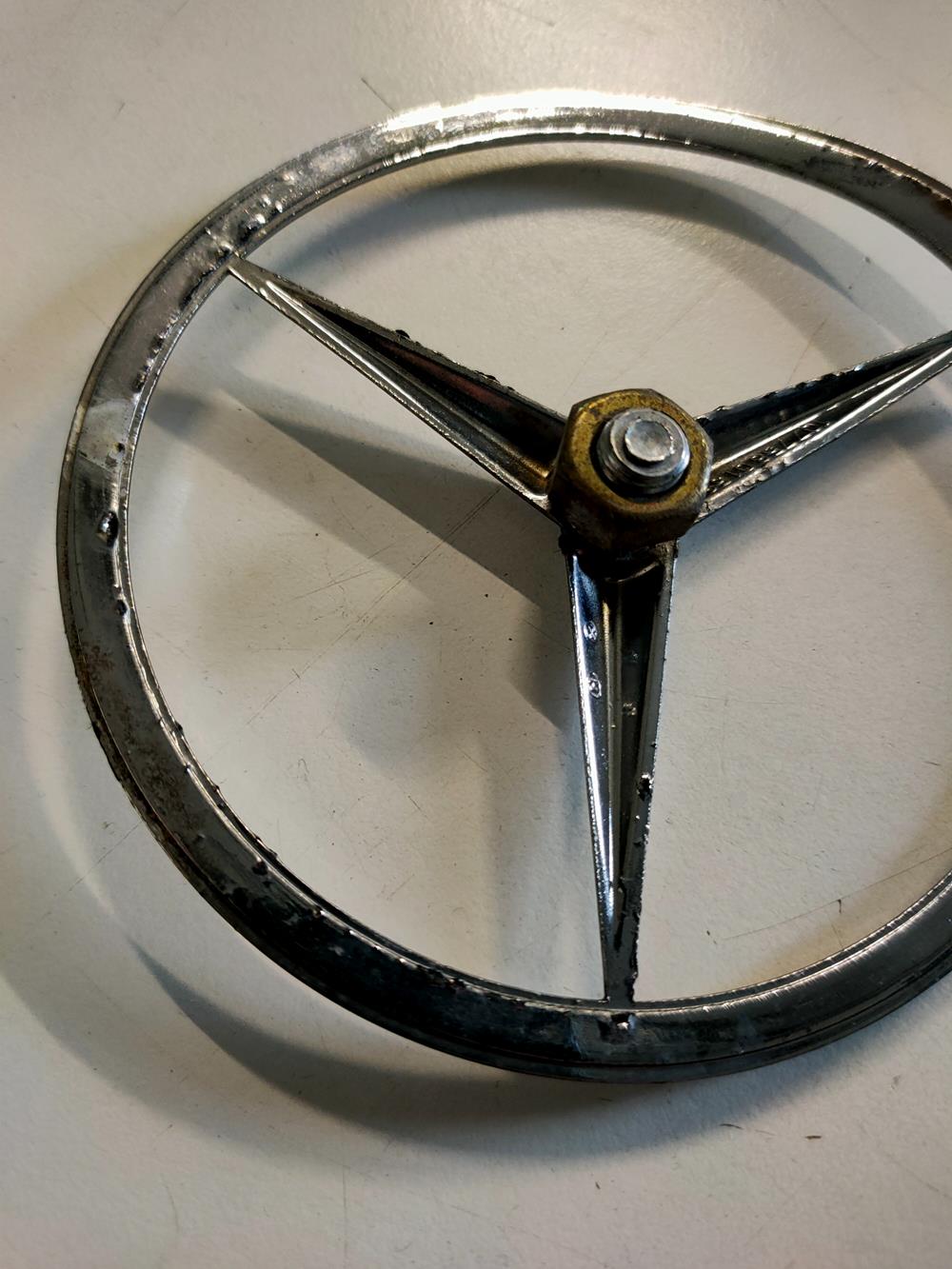 Emblemat Gwiazda klapy bagażnika Mercedes 107 na śrubę - obrazek 4