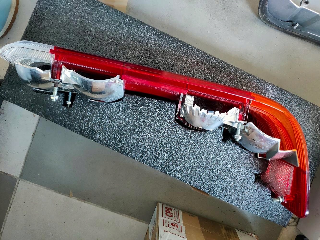 Klosz tylnej lampy Mercedes 107 USA nowy - obrazek 3