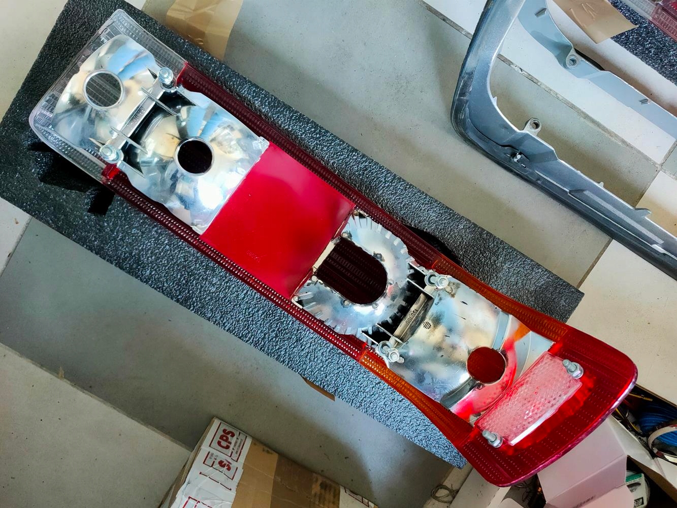 Klosz tylnej lampy Mercedes 107 USA nowy - obrazek 8