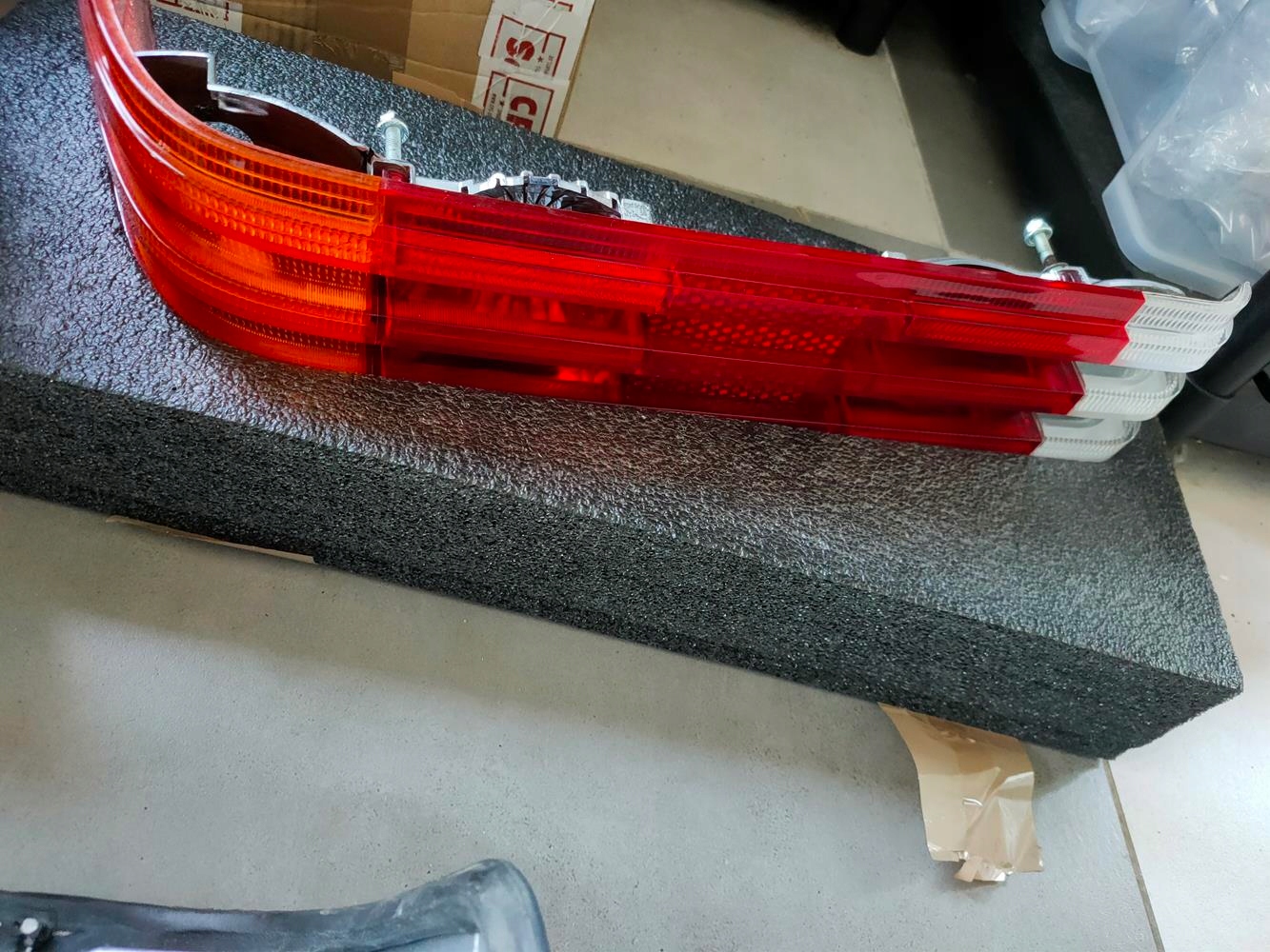 Klosz tylnej lampy Mercedes 107 USA nowy - obrazek 2