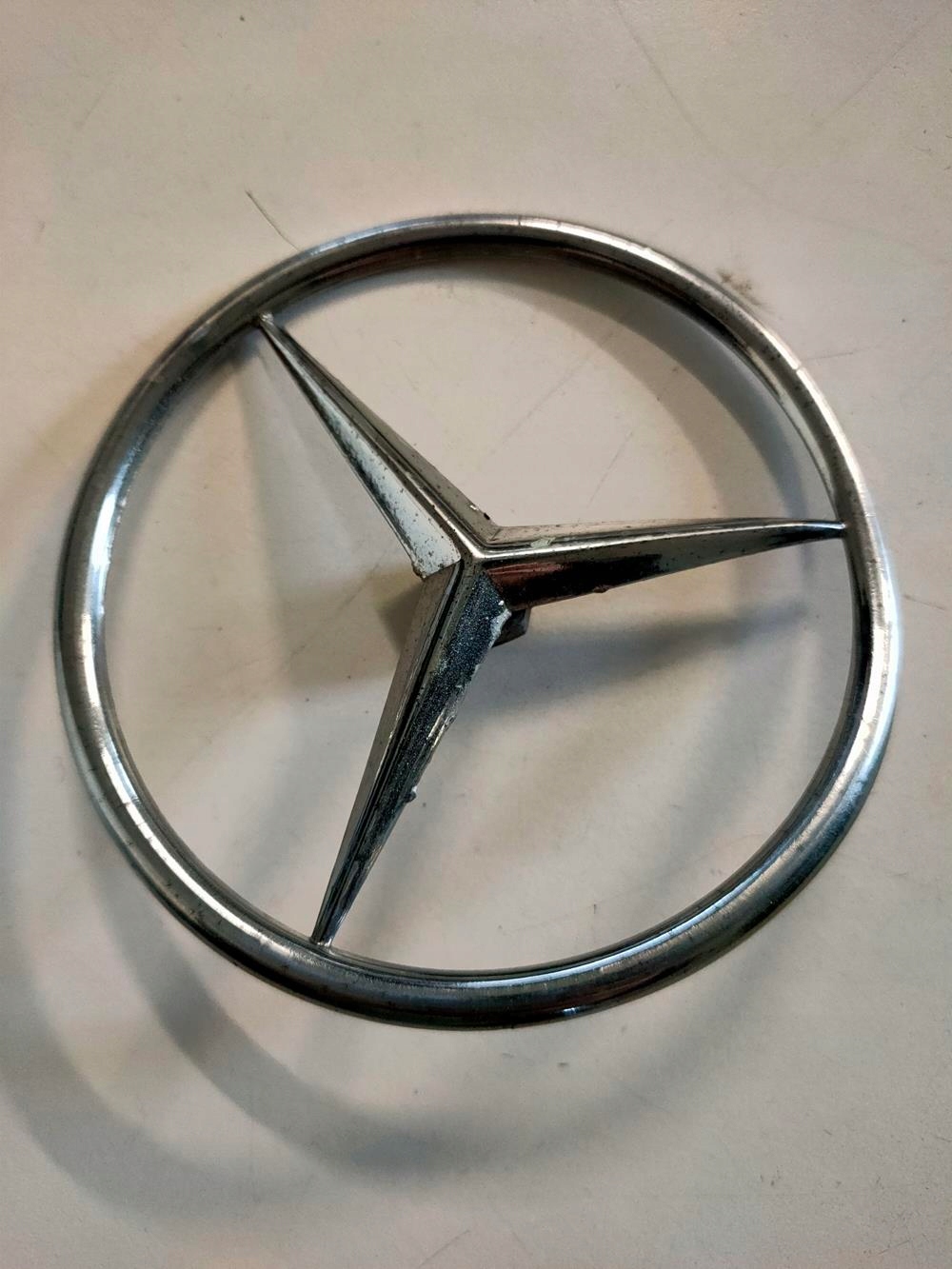 Emblemat Gwiazda klapy bagażnika Mercedes 107 na śrubę