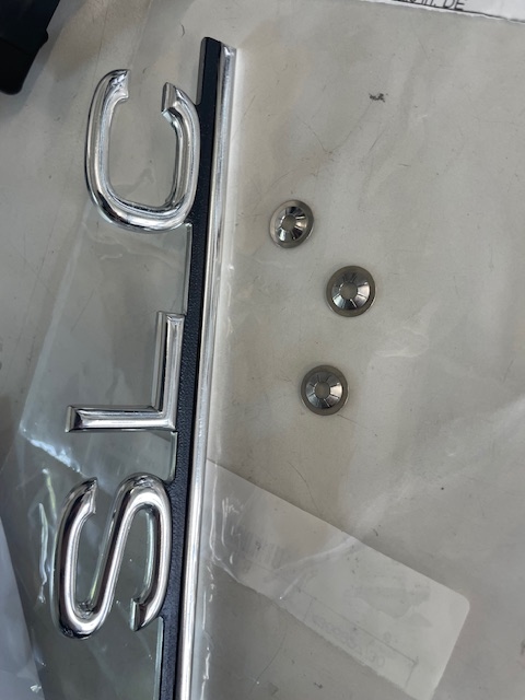Zaczepy emblematu na klapę Mercedes 107 - obrazek 3