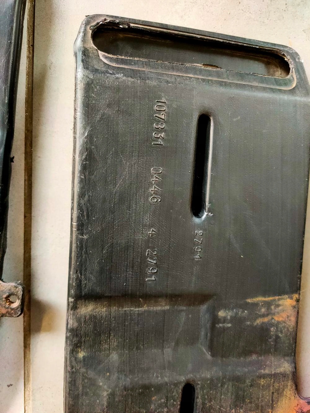 Kanał powietrza w podłodze Mercedes 107 SLC - obrazek 6