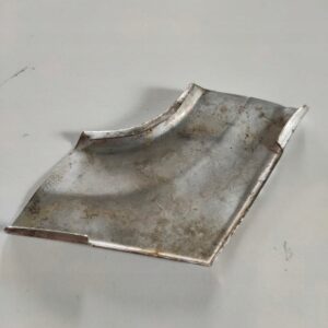 Narożnik ramy / listwy szyby przód Mercedes 107 chrom