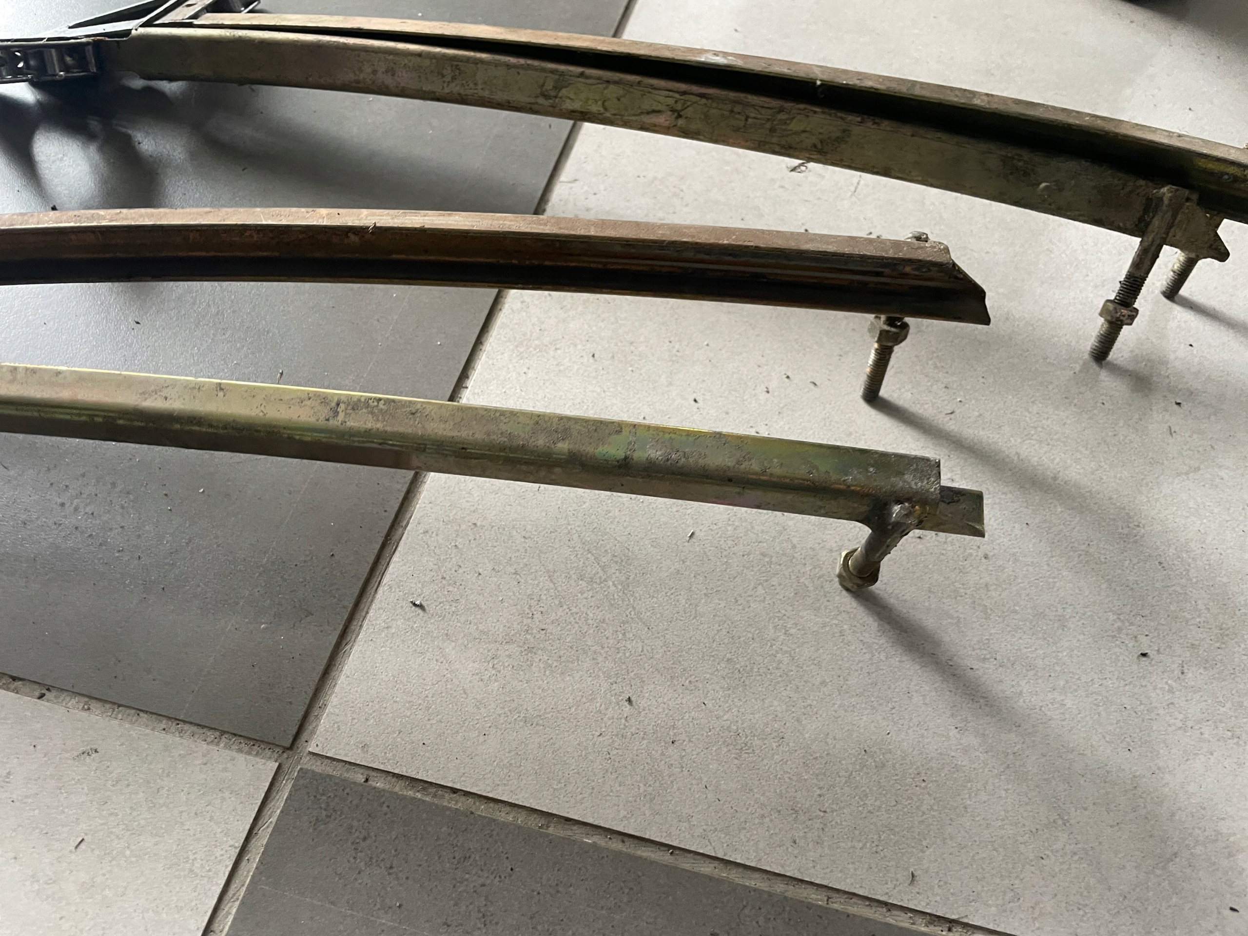 Prowadnica szyby Mercedes 107 z idealnym chromem i uszczelką L lub P - obrazek 5