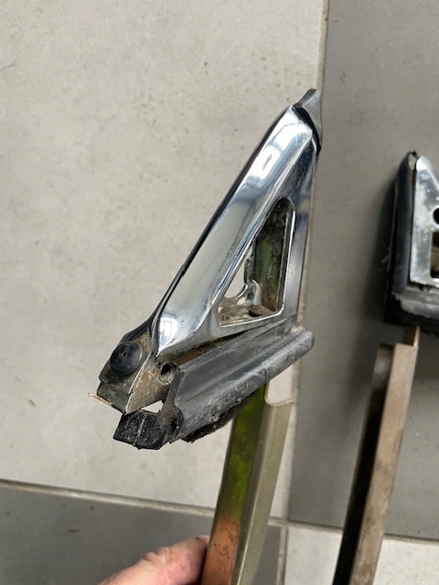 Prowadnica szyby Mercedes 107 z idealnym chromem i uszczelką L lub P - obrazek 3