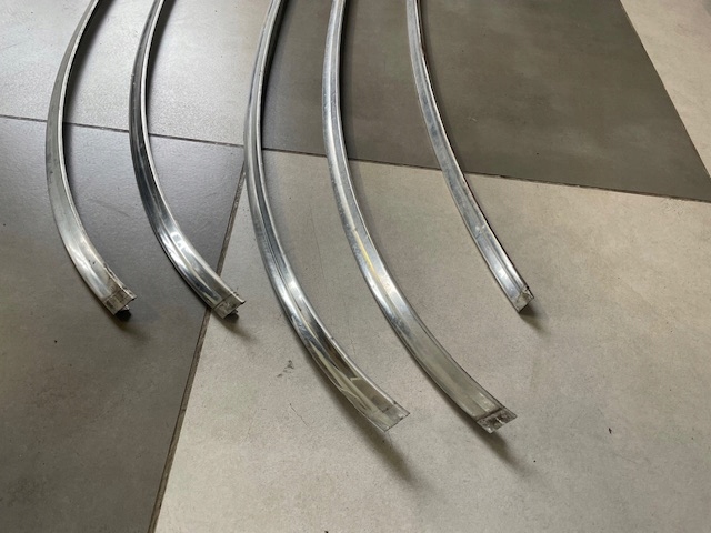Listwa szyby przód Mercedes 107 - obrazek 3