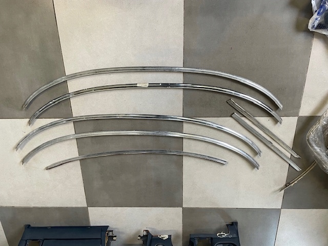 Listwa szyby przód Mercedes 107