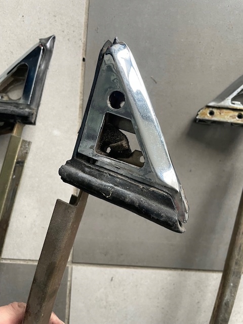 Prowadnica szyby Mercedes 107 z idealnym chromem i uszczelką L lub P - obrazek 4