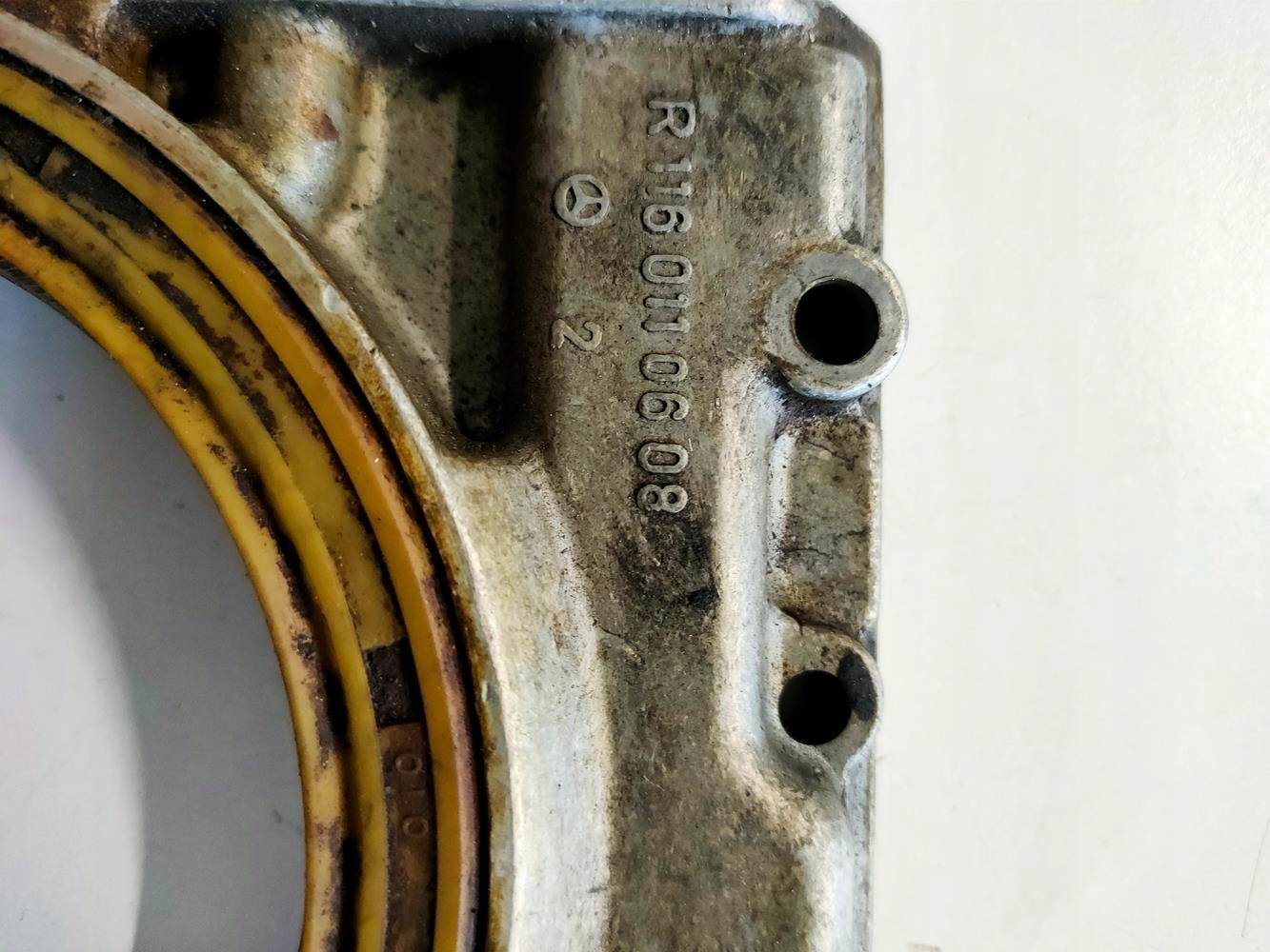Tylny kołnierz uszczelniający wału korbowego Mercedes W107 W116-M116, M117 - obrazek 3