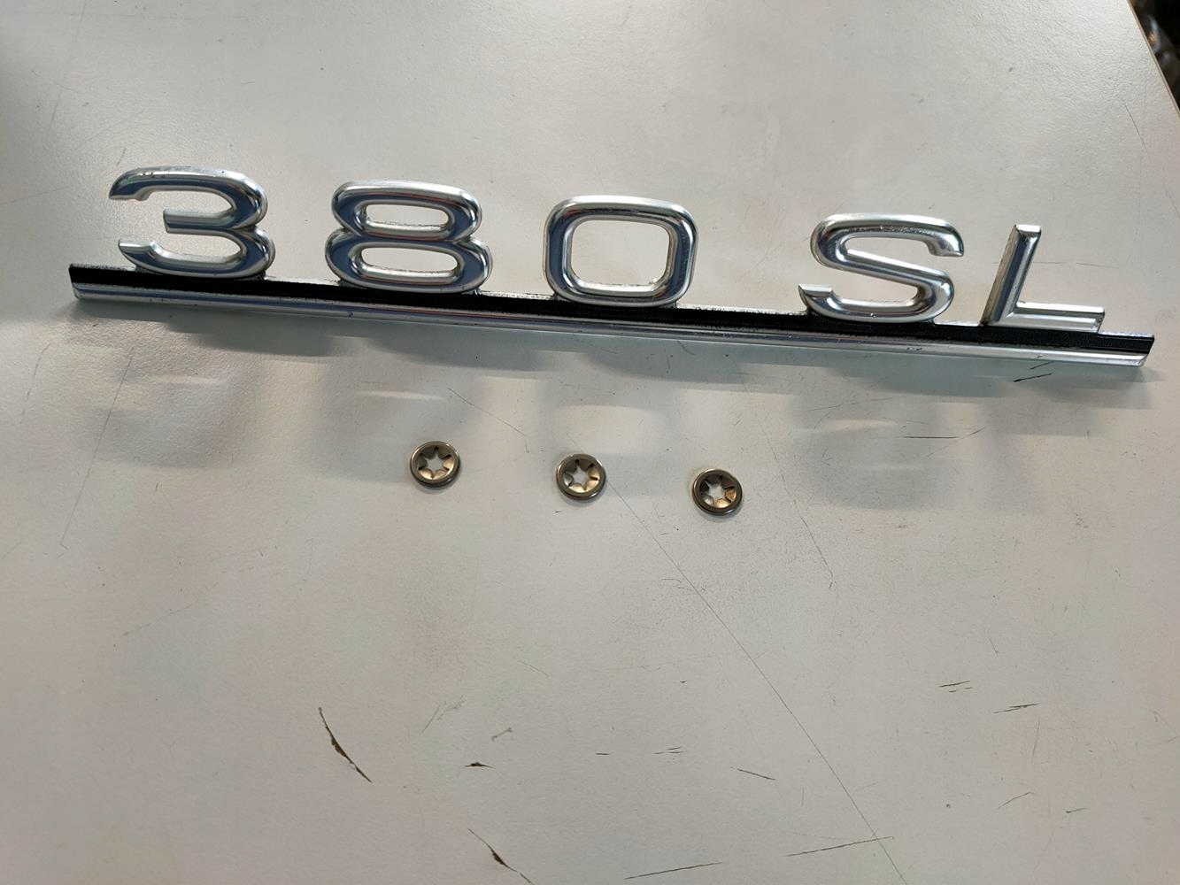 Emblemat bagażnika 350SL Mercedes 107