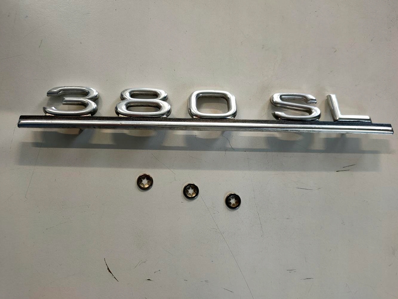 Emblemat bagażnika 350SL Mercedes 107 - obrazek 2