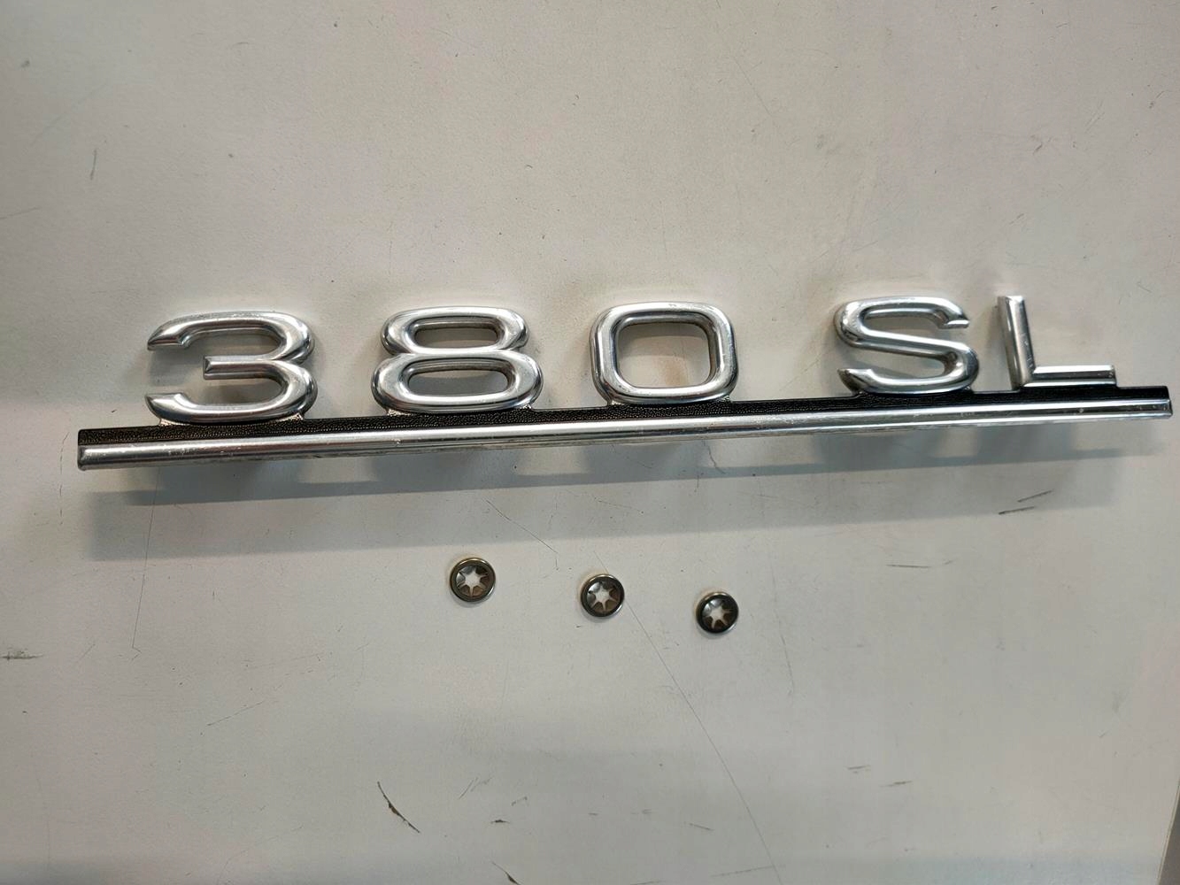 Emblemat bagażnika 350SL Mercedes 107 - obrazek 3