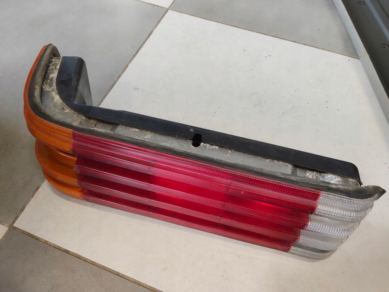 Tylna prawa lampa Mercedes 107 - obrazek 2