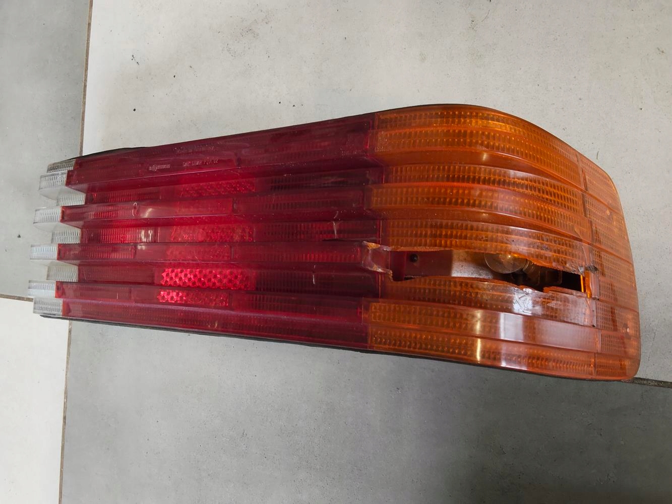 Tylna prawa lampa Mercedes 107