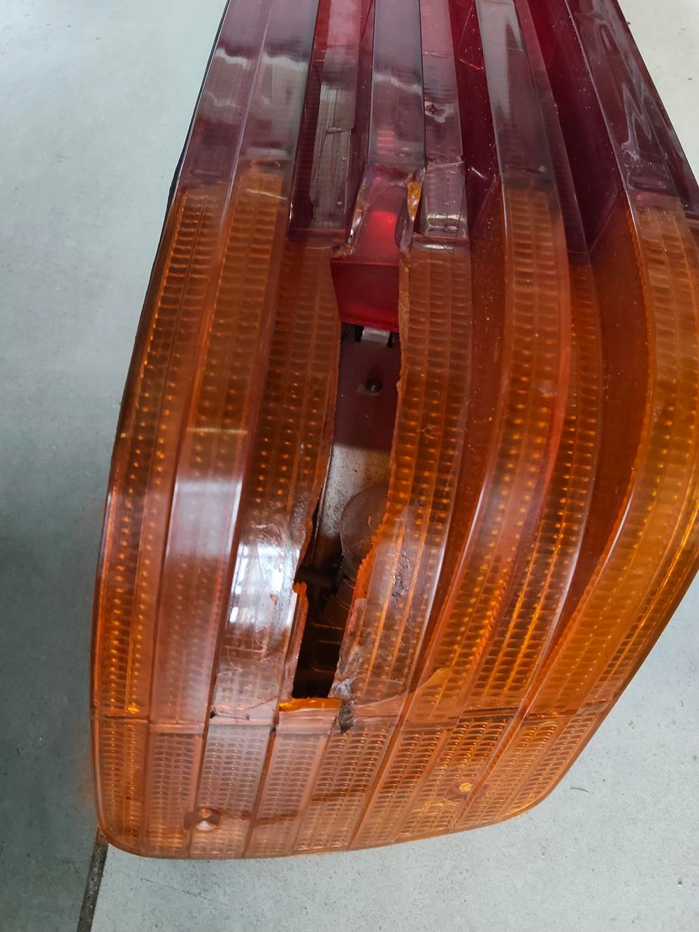 Tylna prawa lampa Mercedes 107 - obrazek 3