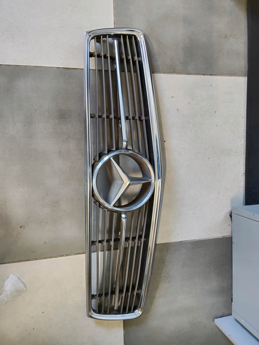 Grill kompletny Mercedes W107 ładny idealny technicznie - obrazek 2