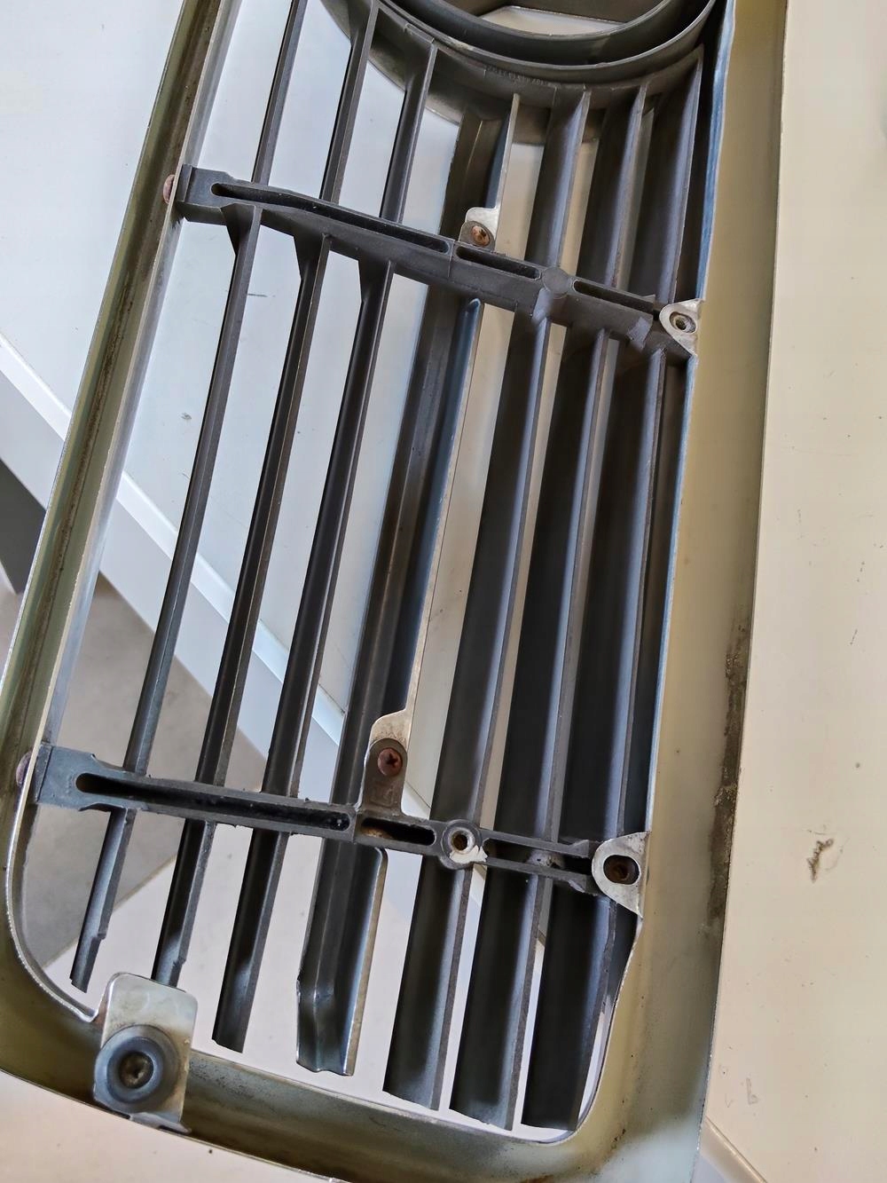 Grill kompletny Mercedes W107 ładny idealny technicznie - obrazek 7