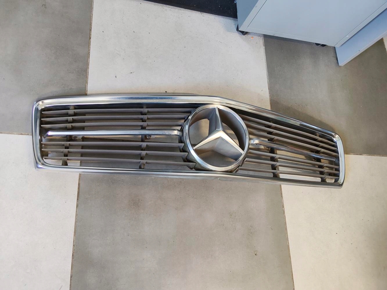 Grill kompletny Mercedes W107 ładny idealny technicznie