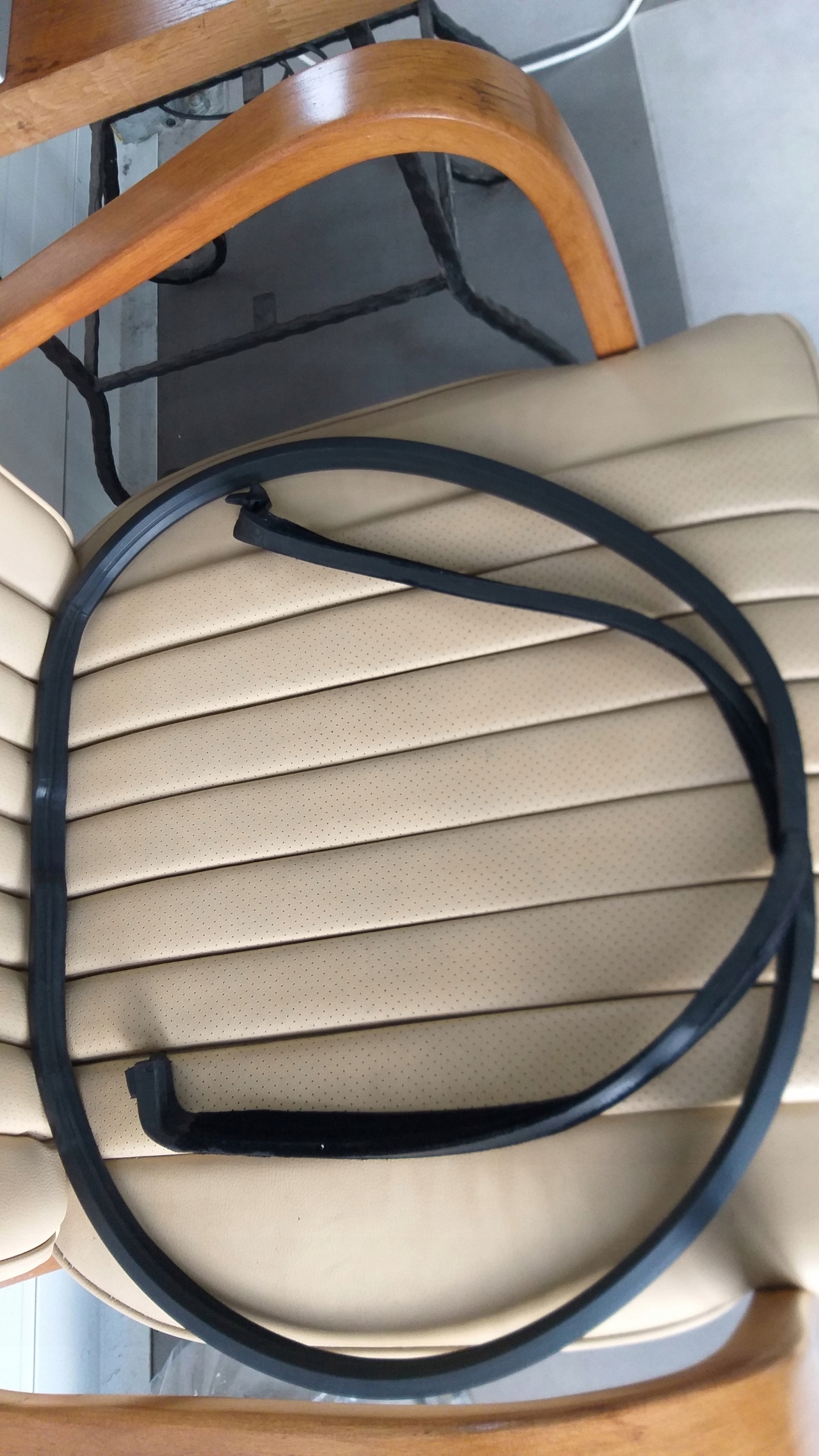 Uszczelka pod pokrywę softtopu Mercedes 107 Nowa - obrazek 2