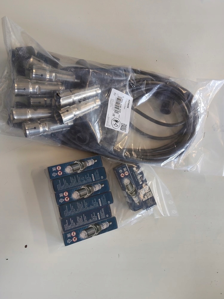 Zestaw zapłonowy Mercedes R107 560SL przewody + 8*świece Bosch