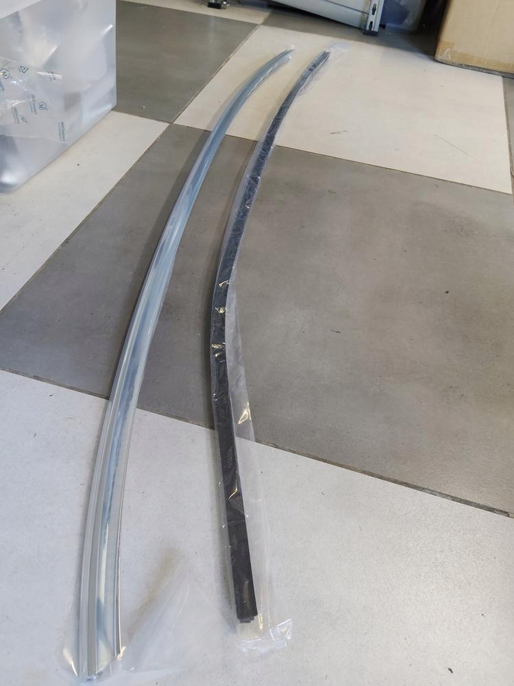 Listwa długa hardtopu z uszczelką Mercedes 107